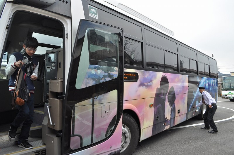 君の名は 聖地巡礼 は高速バスで 車体に映画の場面 写真特集2 8 毎日新聞