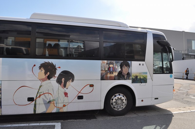 君の名は 聖地巡礼 は高速バスで 車体に映画の場面 写真特集7 8 毎日新聞