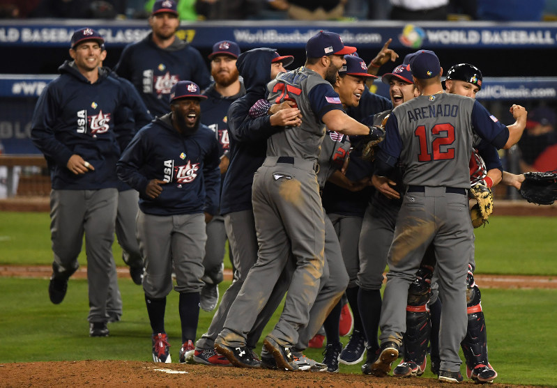 優勝を決め、喜ぶ米国の選手たち=米カリフォルニア州ロサンゼルスのドジャースタジアムで2017年3月22日、久保玲撮影