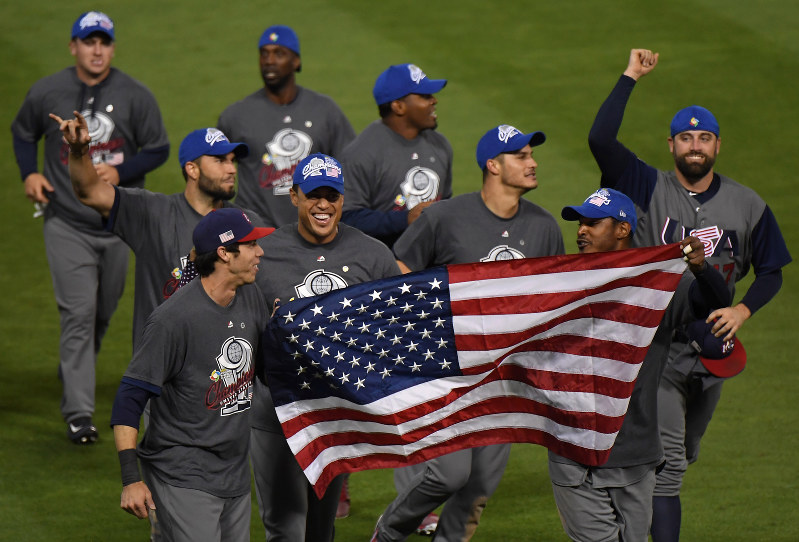 優勝を決め、グラウンドを一周して喜ぶ米国の選手たち=米カリフォルニア州ロサンゼルスのドジャースタジアムで2017年3月22日、久保玲撮影