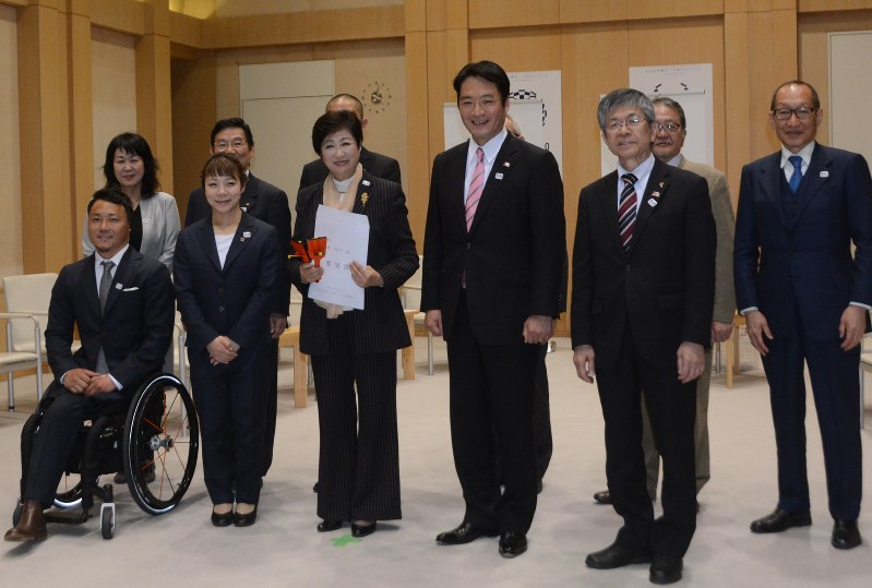 よさこいの活用について要望書を受け取った小池知事(前列左から3人目)。右隣は高知県の尾崎知事=都庁で
