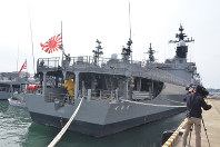 自衛艦旗を降ろして役目を終える護衛艦くらま