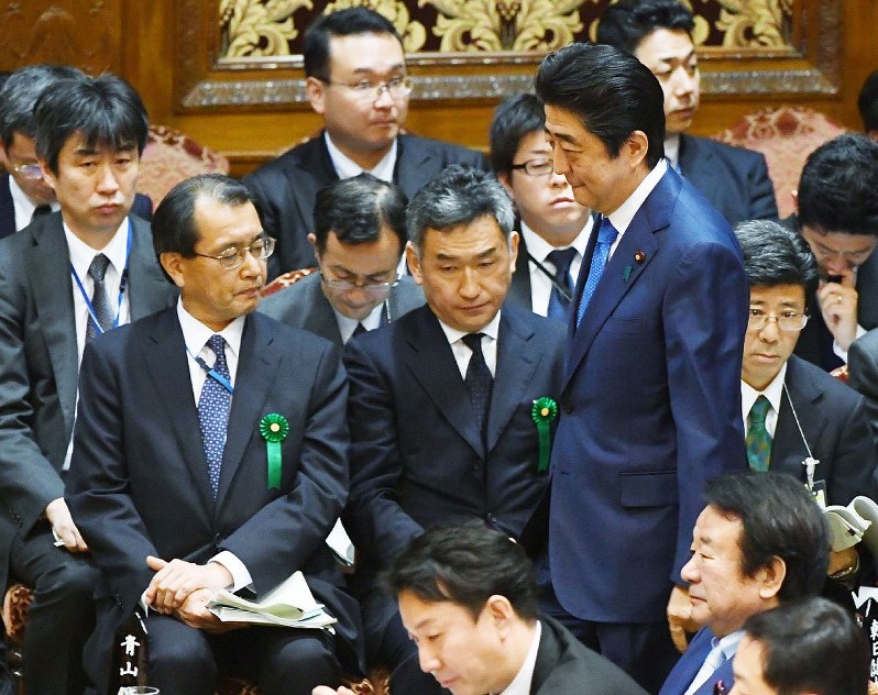参院予算委員会で中座から戻る安倍晋三首相。前列左から、財務省理財局長だった迫田英典国税庁長官、左から2人目は近畿財務局長だった武内良樹財務省国際局長=国会内で2017年3月24日午前11時18分、川田雅浩撮影