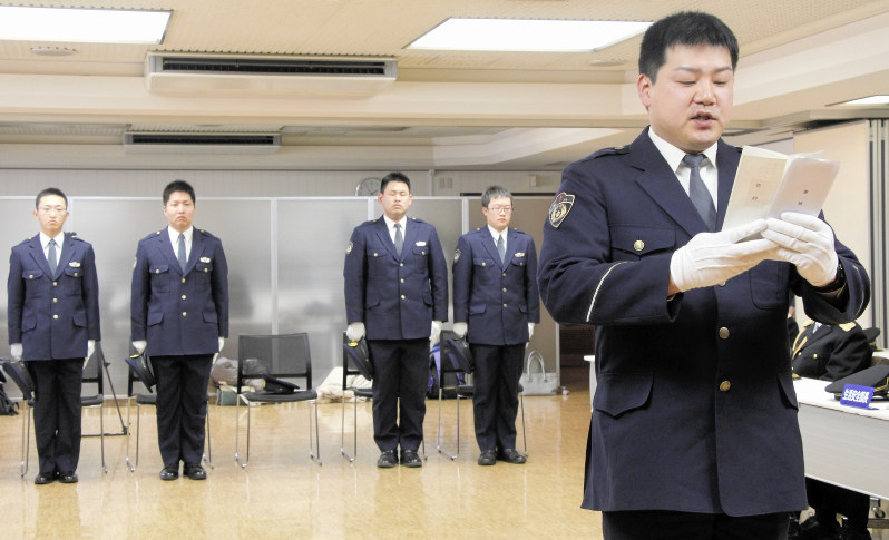 特別出向者を代表して答辞を述べる池田一彦巡査部長(右)=盛岡市内丸の警察本部で2017年3月23日午後2時1分、藤井朋子撮影