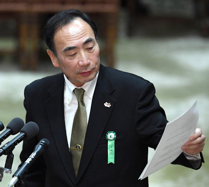 衆院予算委員会の証人喚問で、安倍昭恵夫人の担当職員から送信されたというファクス文書を手に答弁をする学校法人「森友学園」の籠池泰典理事長=国会内で2017年3月23日午後3時57分、竹内紀臣撮影