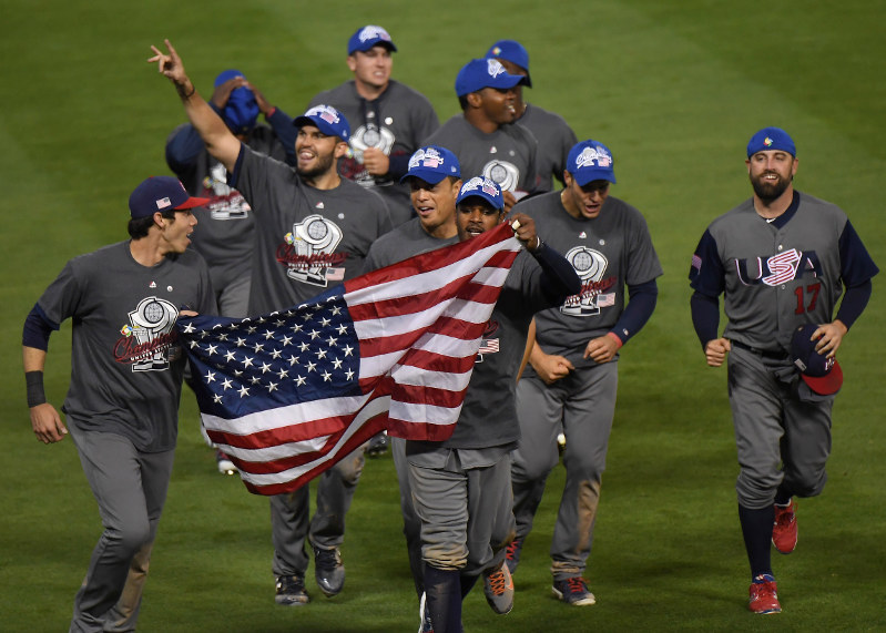 【米国-プエルトリコ】優勝を決め、グラウンドを一周して喜ぶ米国の選手たち=米カリフォルニア州ロサンゼルスのドジャースタジアムで2017年3月22日、久保玲撮影