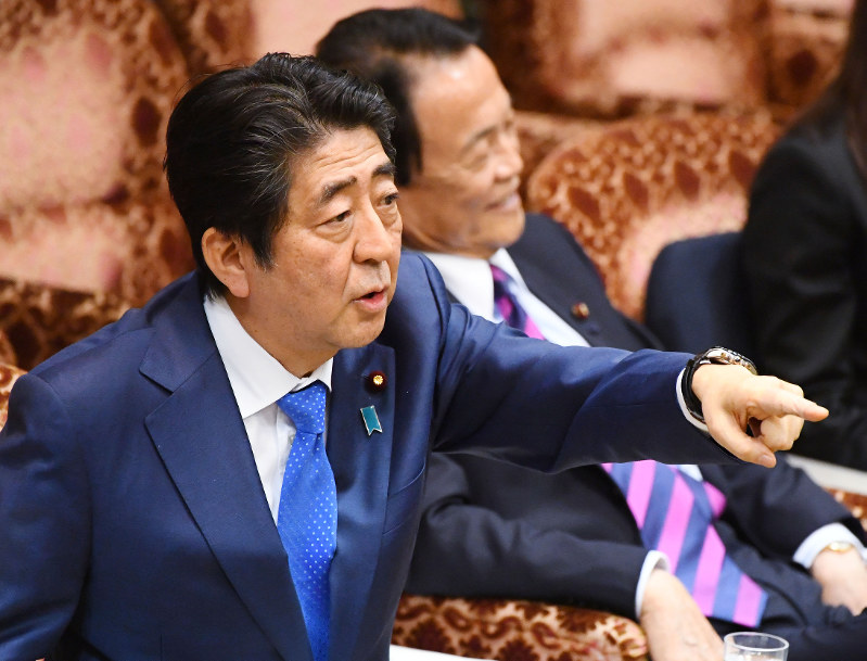 参院予算委員会で安倍昭恵氏と学校法人「森友学園」の籠池泰典理事長の妻が交わしたメールについて質問をした社民・福島瑞穂氏の発言に抗議する安倍晋三首相=国会内で2017年3月24日、川田雅浩撮影
