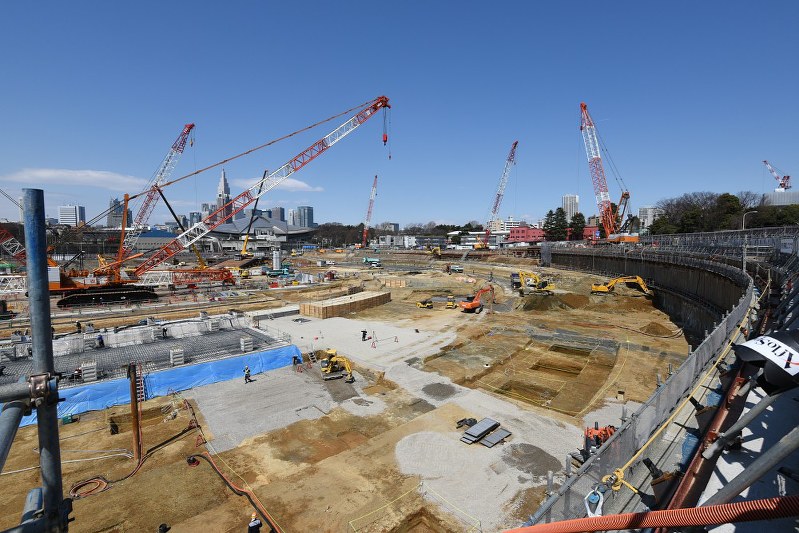 報道陣に公開された新国立競技場の建設現場=東京都新宿区で2017年3月24日午前11時18分、根岸基弘撮影