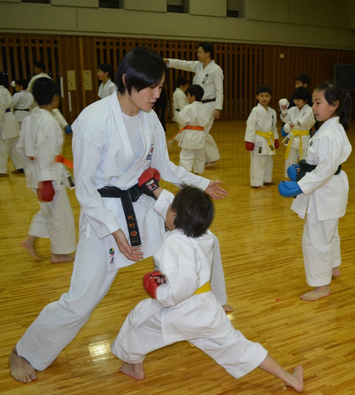 錬心塾の組手練習で直接指導する川村菜摘選手(手前左)=府中市立総合体育館で