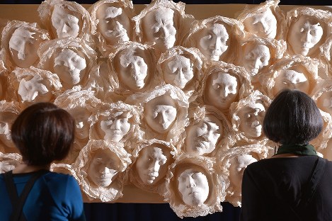 広島や長崎の被爆者らの顔をかたどって作られたマスクが並ぶ展示会場広島市中区で２０１７年３月２４日、山田尚弘撮影