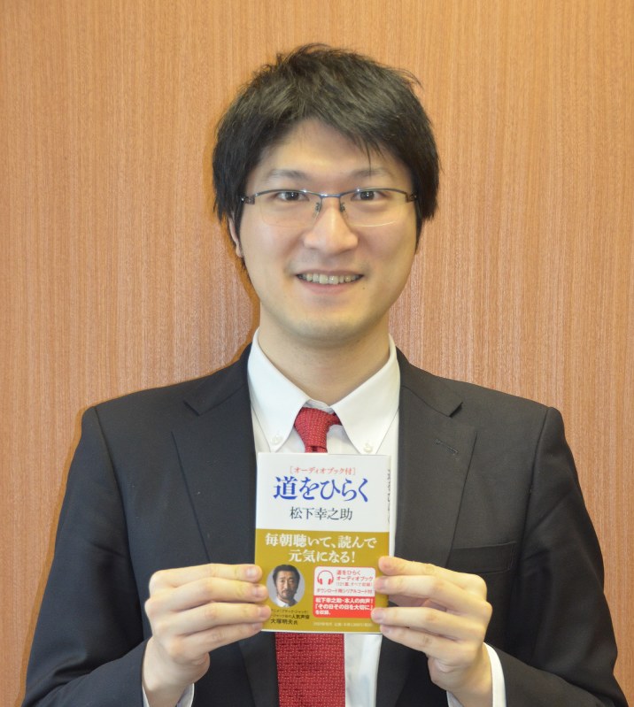 「道をひらく」のオーディオブックカード付き書籍を手に「本を聴くという行為を当たり前にしたい」と語る上田渉会長=東京都文京区本郷3のオトバンクで、錦織祐一撮影