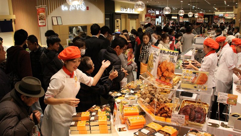 大勢の客でにぎわう「ペリエ千葉エキナカ」=2016年11月20日、金森崇之撮影