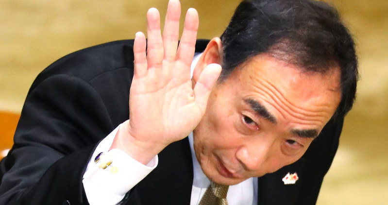 参院予算委員会の証人喚問で発言のため挙手する学校法人「森友学園」の籠池泰典理事長=国会内で2017年3月23日午前10時23分、小川昌宏撮影