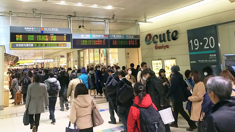 2005年に開業した大宮エキュート。多くの乗客が行き交う改札内通路の左右に店舗がある=2017年3月24日、田中学撮影