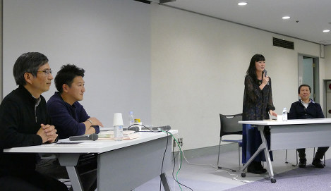 参加者の動画作品を講評する「毎日女性会議」講師の（左から）下村健一さん、堀潤さん、安田菜津紀さん、小川一取締役＝千代田区一ツ橋１の毎日ホールで