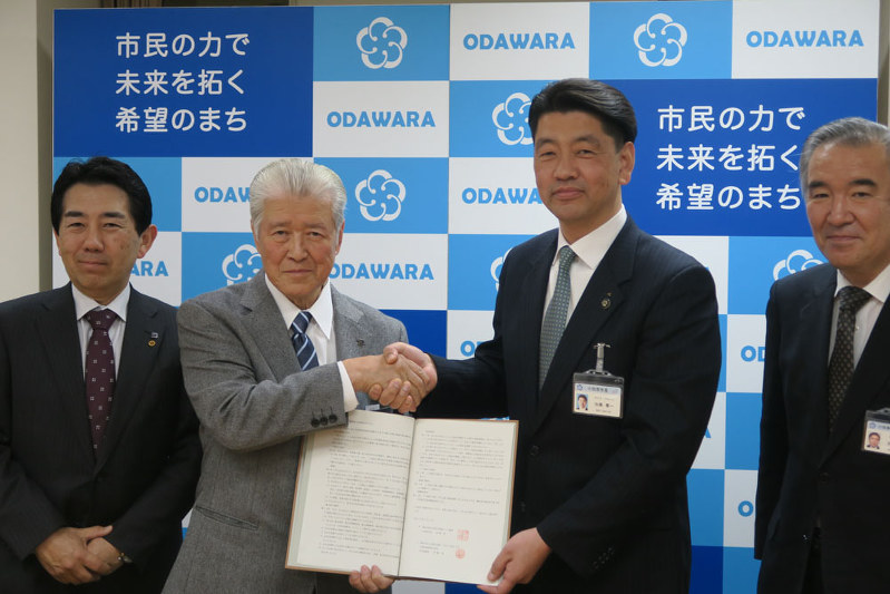 協定書を手にする高橋弘会長(左)と加藤憲一市長=小田原市役所で