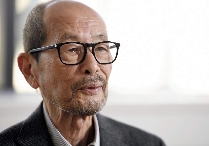 インタビューに答える降旗康男監督=東京都千代田区で、中村藍撮影