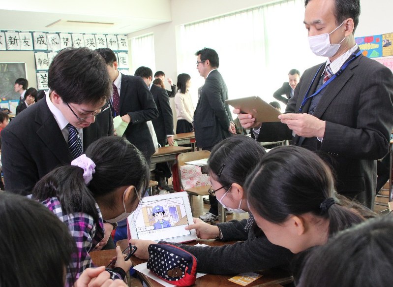 グループで物流クイズを解く児童ら=千葉大学教育学部付属小学校で