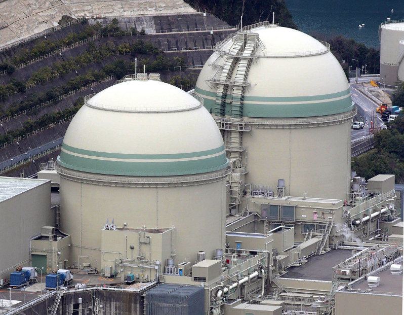 関西電力高浜原発3号機(左)。右は4号機=福井県高浜町で、本社ヘリから幾島健太郎撮影