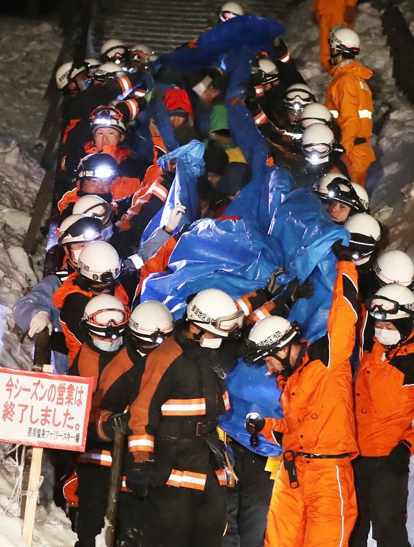 救助され、下山する高校生たち=栃木県那須町で2017年3月27日午後6時45分、小出洋平撮影