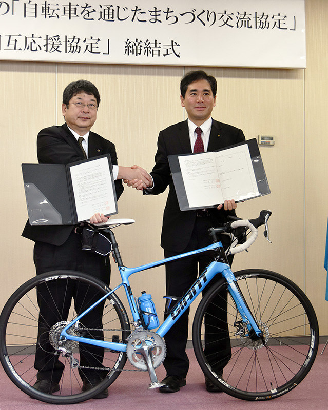 協定を締結した愛媛県今治市の越智副市長(左)と滋賀県守山市の宮本市長=滋賀県守山市役所で、衛藤達生撮影