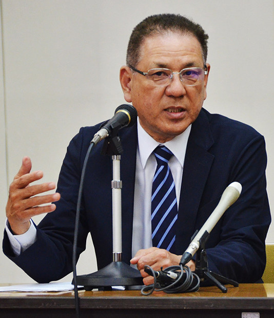 集会で安全保障関連法への懸念を語る元自衛官の西川さん=長崎市で、浅野孝仁撮影