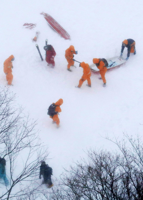 雪崩が発生したスキー場で行われた捜索活動=栃木県那須町で2017年3月27日、本社ヘリから長谷川直亮撮影