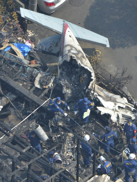 小型機の墜落現場で検証する警察官ら＝東京都調布市で２０１５年７月２８日午後２時４４分、本社ヘリから撮影