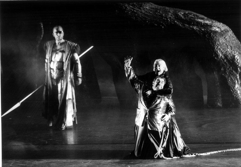 ベルリン国立歌劇場来日公演「ニーベルングの指環」の序夜「ラインの黄金」=神奈川県民ホールで2002年1月、撮影・林喜代種氏