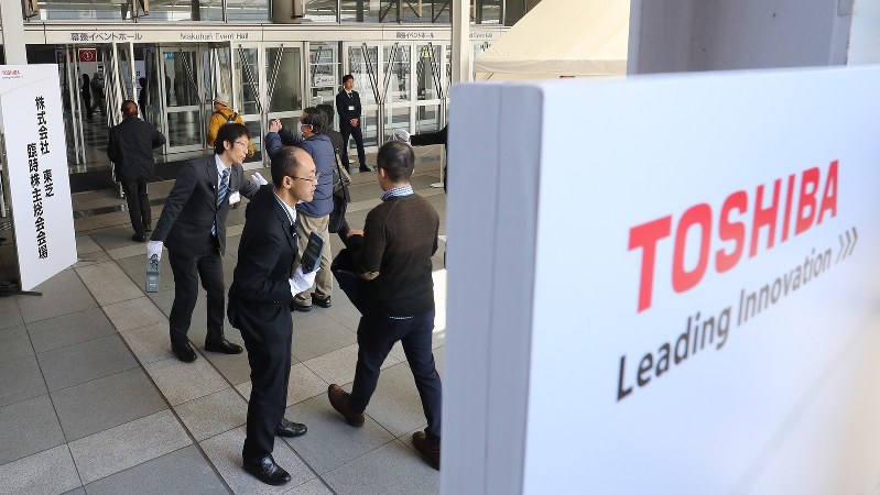 手荷物検査を受けて臨時株主総会に向かう東芝の株主ら=2017年3月30日、長谷川直亮撮影