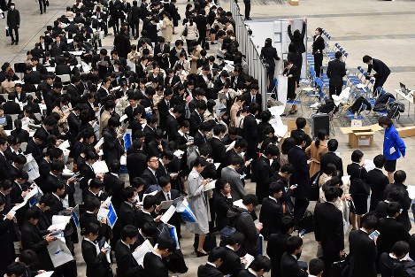 合同企業説明会の開始を待つ学生たち。地元志向の強い学生が増え、転勤の多い企業を避ける傾向もあるという＝千葉市美浜区の幕張メッセで１日、宮間俊樹撮影