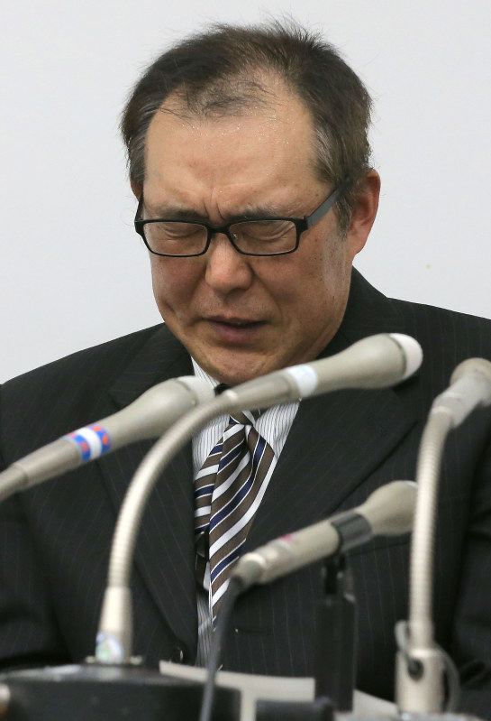 記者会見で厳しい表情を見せる県高校体育連盟登山専門部専門委員長の猪瀬修一・県立大田原高校教諭=宇都宮市で2017年3月29日午後5時49分、宮武祐希撮影