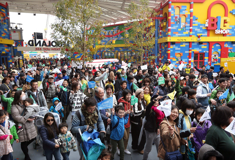 開園した「レゴランド・ジャパン」に詰めかけた大勢の来園者たち=名古屋市港区で2017年4月1日午前8時56分、兵藤公治撮影