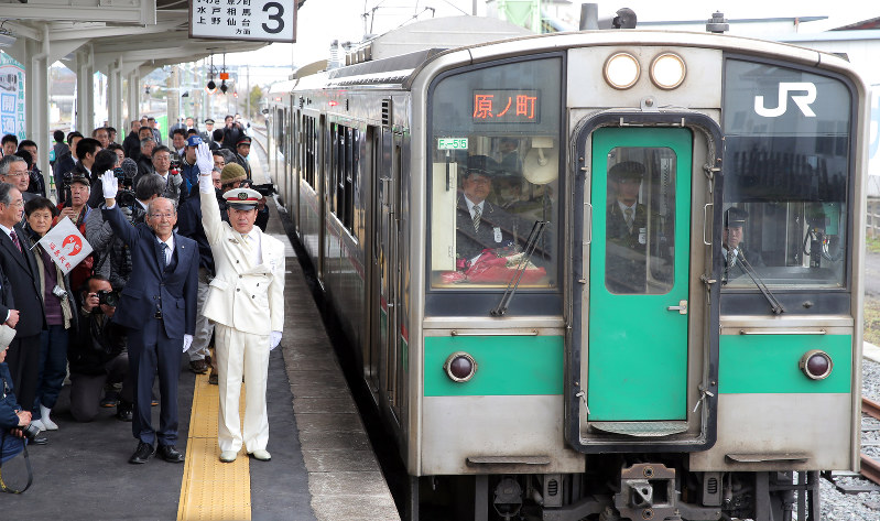 JR常磐線の浪江-小高間の再開を記念し、浪江駅で開かれた式典=福島県浪江町で2017年4月1日午前10時19分、喜屋武真之介撮影