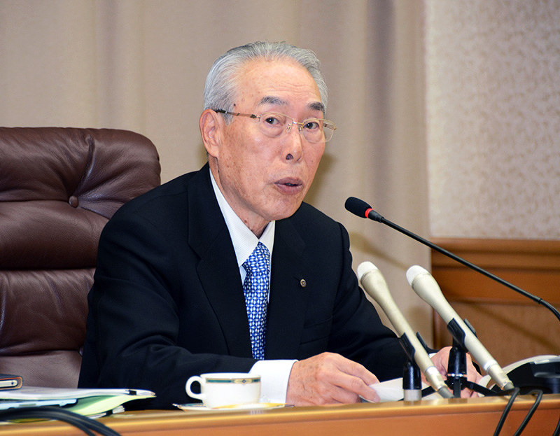 定例記者会見でプレミアムフライデーの協力に難色を示す福井商工会議所の川田達男会頭=福井市西木田2で、立野将弘撮影