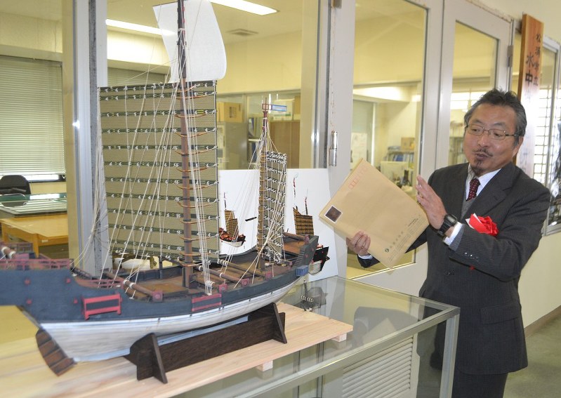 水中考古学研究センター前に展示された元寇船の復元模型を見る池田栄史教授=2017年4月1日、峰下喜之撮影