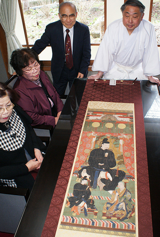 修理された掛け軸「多武峰曼荼羅」を見る長岡宮司ら=奈良県桜井市の談山神社で、山本和良撮影