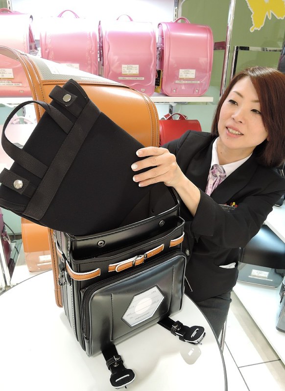 ランドセル商戦 来春１年生向け タブレットケース付きも 毎日新聞