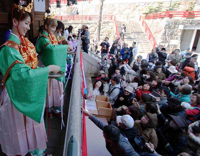 菩薩に扮して「散華」をまく歌劇生たち=兵庫県宝塚市の中山寺で、高尾具成撮影