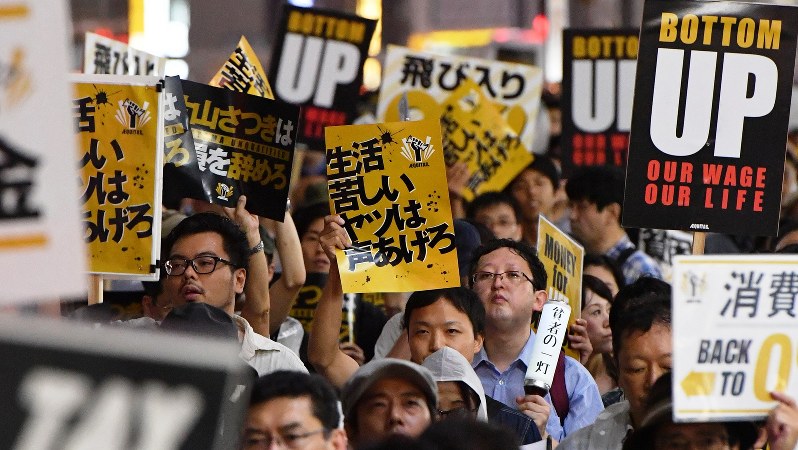 貧困バッシングへの抗議デモ=東京都新宿区で2016年8月27日