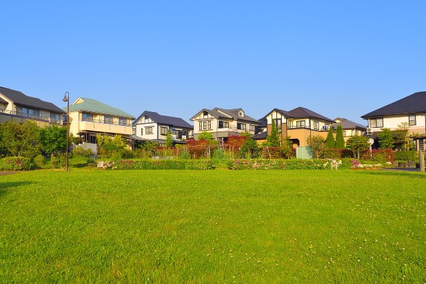 一方、屋根のふき替え後に市町村の担当者が固定資産税の調査にやってくることもあるが、これは課税対象物件の変化を調べるため毎年、1月1日時点で航空写真を撮影して