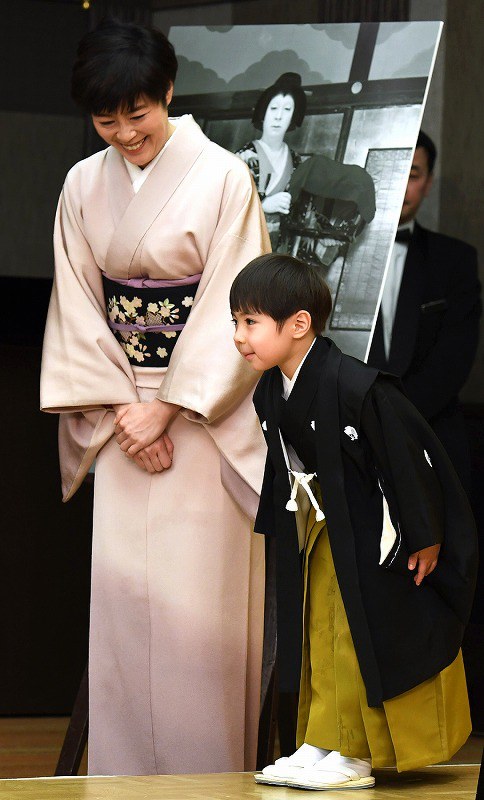 歌舞伎座：寺島しのぶさん長男、初お目見え [写真特集6/7] | 毎日新聞