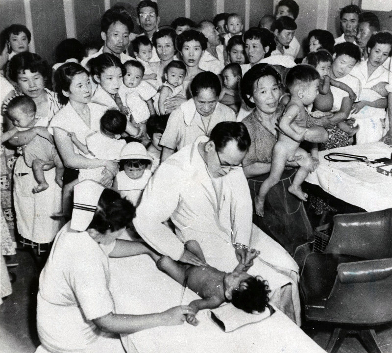 当時、病院に詰めかけた母子=1955年