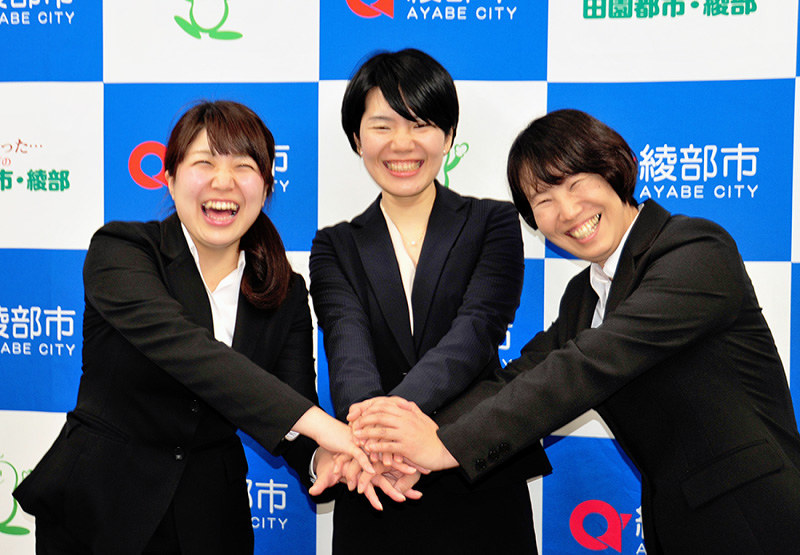 コミュニティナースとして京都府綾部市で活動する(左から)佐藤春華さん、鍋島野乃花さん、松村利香さんの3人=同市役所で、佐藤孝治撮影