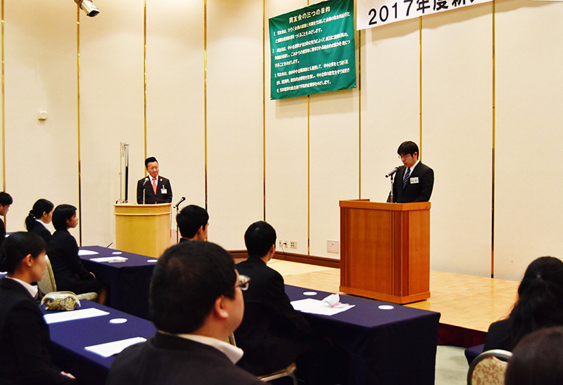 新年度 本格スタート 中小同友会 入社半減 合同で式典 正社員に外国人も 滋賀 毎日新聞