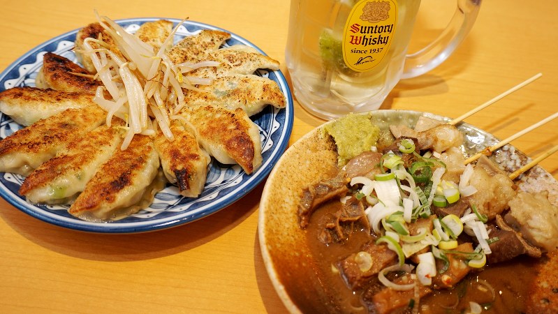 写真左から時計まわりに、「自家製手包み ぎょうざ」(12個560円税込み、以下同)、「熊八ハイボール」(500円)、「自家製 ホルモン串」(1本150円)