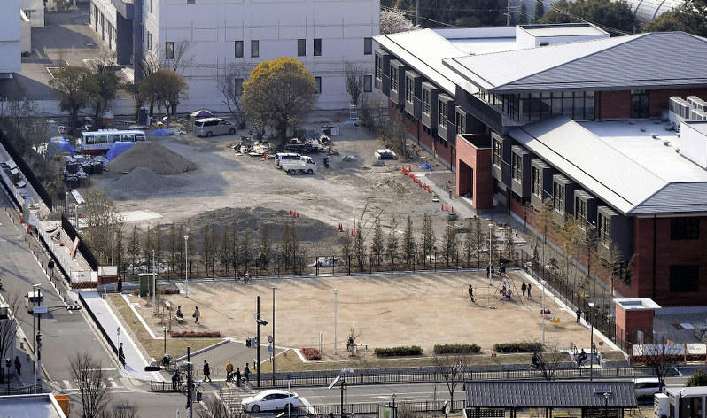 オープンした公園(手前)と学校法人「森友学園」の小学校用地=大阪府豊中市で2017年4月3日午後3時58分、本社ヘリから久保玲撮影