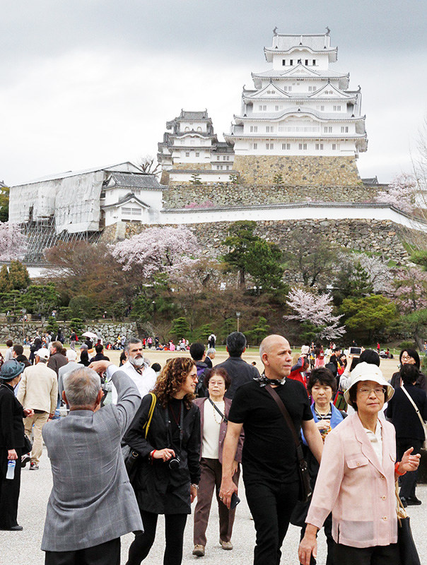 姫路城 昨年度入城者 連続２００万人超え 訪日観光好調で 兵庫 毎日新聞
