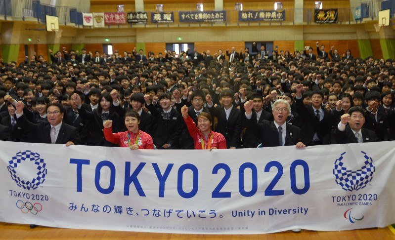 生徒たちと記念撮影する三宅宏実選手(手前左から2人目)と上地結衣選手(同3人目)