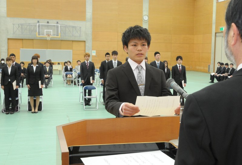 新入生を代表して宣誓する藤池さん